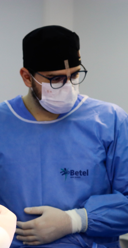 Cirurgião usando avental descartável da Betel!