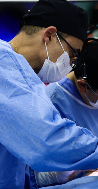 Cirurgiãos realizando uma cirurgia,usando os produtos da Betel.