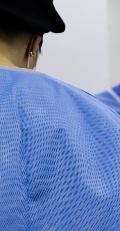 Detalhe do avental cirúrgico.