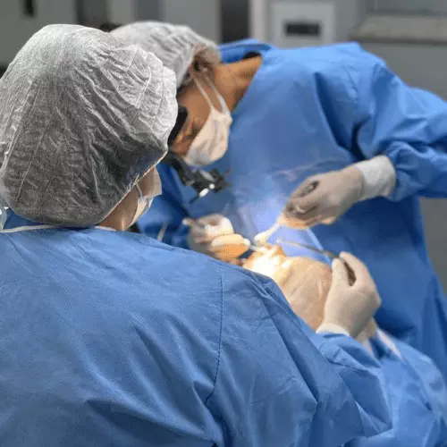 Cirurgiões usando os materias do kit em uma cirurgia.
